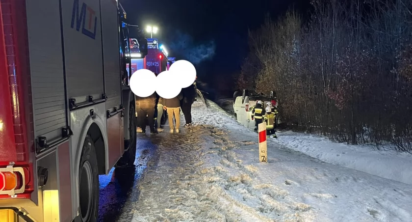 Niebezpieczny sobotni poranek. Dachowanie busa w Marculach [ZDJĘCIA]
