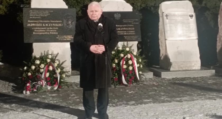 Jarosław Kaczyński w Starachowicach modlił się za swoją zmarłą Mamę 
