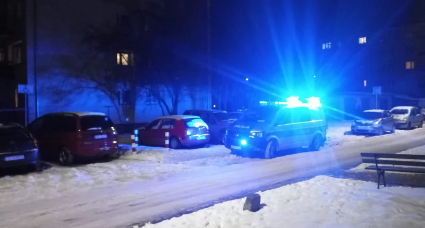 Agresywny 19-latek trafił do szpitala. Interwencja policjantów w bloku w Starachowicach
