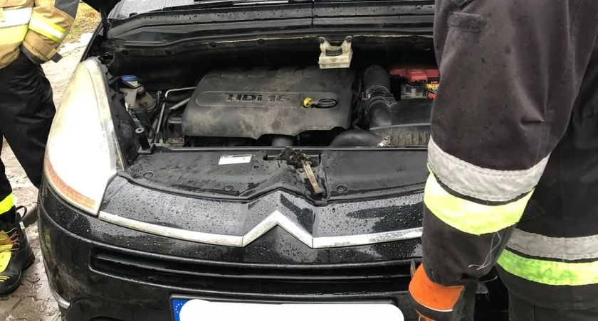 Pożar samochodu osobowego w Parszowie. Kierująca i pasażerowie poza autem