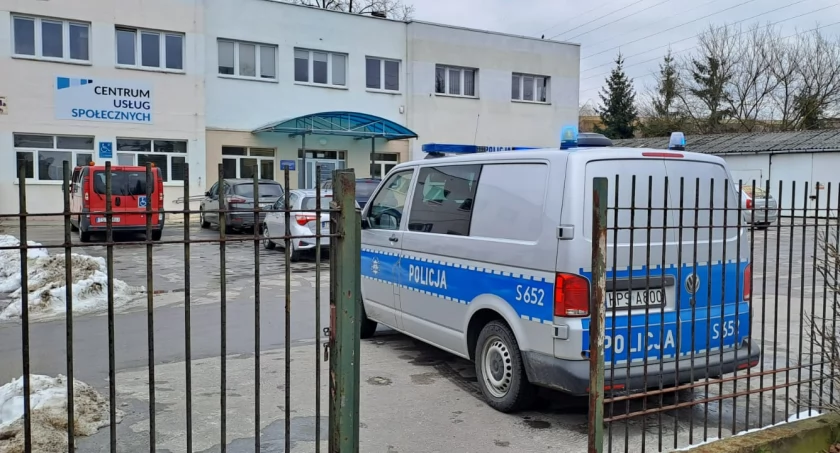 Policja w Centrum Usług Społecznych w Starachowicach. Agresywny mężczyzna groził pracownikowi