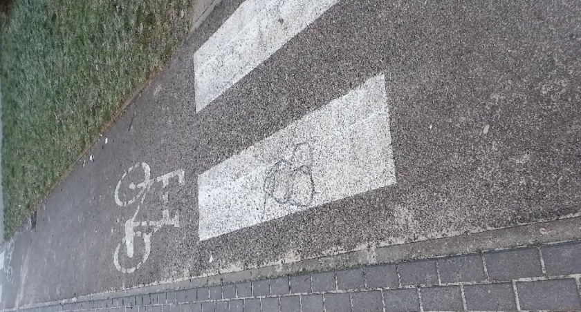 Wulgarny malunek na ścieżce rowerowej 