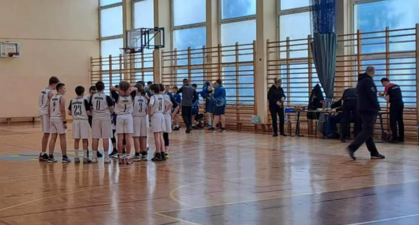 Finiszują koszykarskie rozgrywki z udziałem Basket Starachowice. Na którym miejscu zakończą ostatecznie sezon?