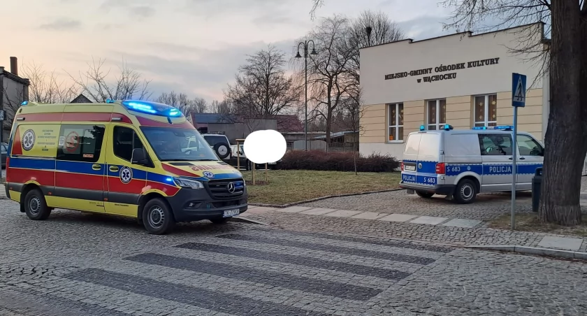 Wypadek w Wąchocku. 65-letnia kobieta trafiła do szpitala [ZDJĘCIA]