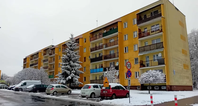 Złomy blokują miejsce parkingowe w Starachowicach