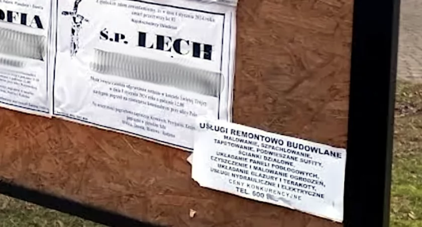 Reklama i promocja na tablicy z nekrologami...