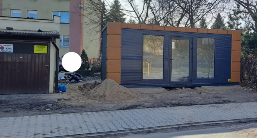 Mieszkańcy starachowickiego osiedla Majówka pytają. Pawilon utrudni dostęp do śmietnikowej altany?