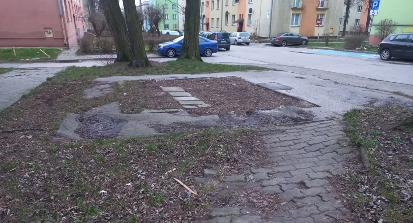 Niebezpieczna dziura po kiosku przy ul. Żeromskiego!