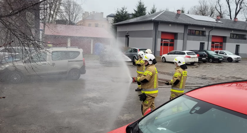 Strażacy po egzaminach praktycznym i teoretycznym. Nowa siła bojowa w Starachowicach 