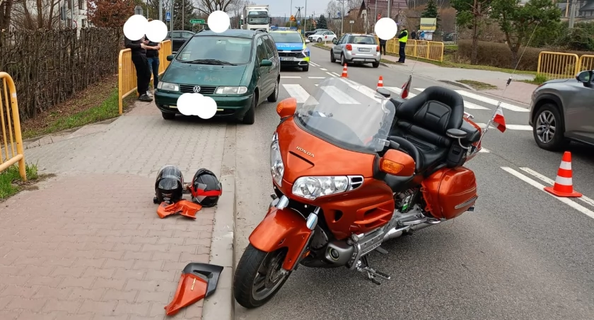 Wypadek w Kuczowie na DK nr 42. Ranny motocyklista po zderzeniu z samochodem
