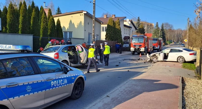 Wypadek w Starachowicach. Mężczyzna w zakleszczonym samochodzie [ZDJĘCIA]
