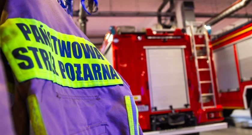 Zakrwawiony mężczyzna w mieszkaniu w Starachowicach. Z pomocą ruszyli strażacy