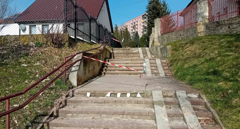 Niebezpieczne schody koło Galerii Skałka w Starachowicach
