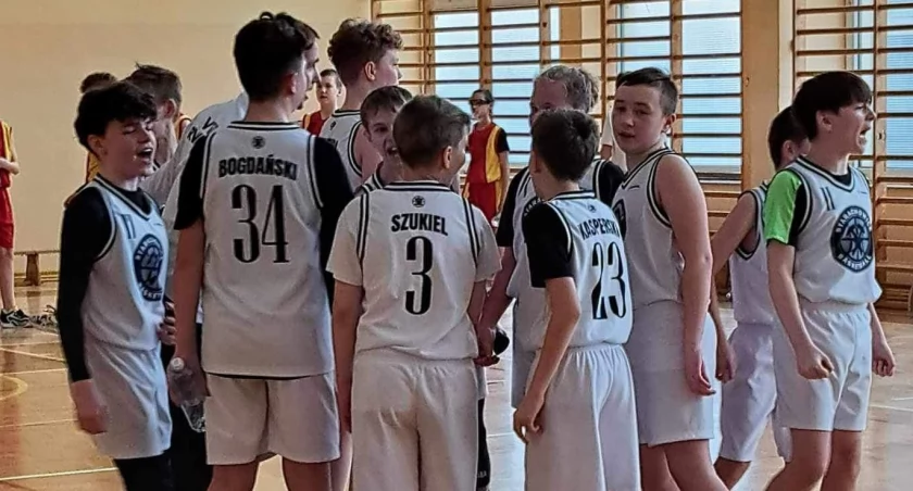 Młodzicy Basketu Starachowice górą w starciu z ekipą z Krakowa. Kluczem pick and roll