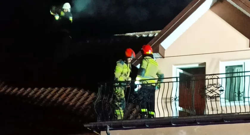 Pożar w Radkowicach. Paliły się sadze w przewodzie kominowym