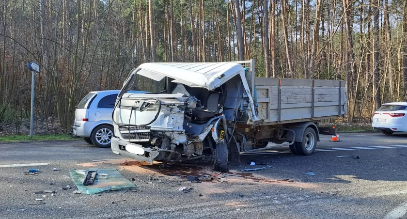 Groźny wypadek na DK nr 42 w Brodach. Dwie osoby ranne [ZDJĘCIA]
