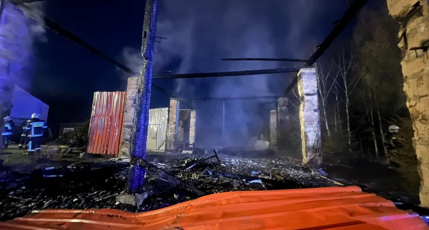 Pożar budynku gospodarczego w Siekiernie Przedgrab. Przyczyny wyjaśniają policjanci