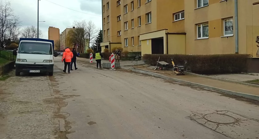 Przy Zakładowej w Starachowicach praca wre