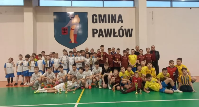 Arka Pawłów poza konkurencją w turnieju o puchar wójta gminy Marka Wojtasa. To był pojedynek trójki rewolwerowców