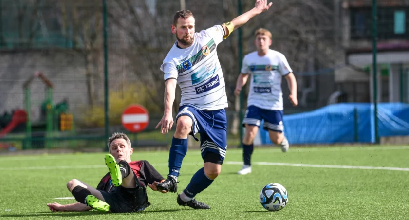 Rezerwy Staru Starachowice lepsze od GKS-u Świniary. Tuż za plecami lidera