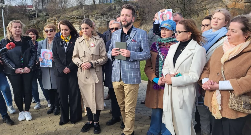 Marzena Okła-Drewnowicz oraz Aleksandra Gajewska w Starachowicach na konferencji prasowej z KW TST - Twój Samorząd Teraz