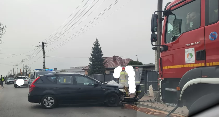 Kraksa na ul. Kościelnej w Starachowicach. Samochód uderzył w słup energetyczny