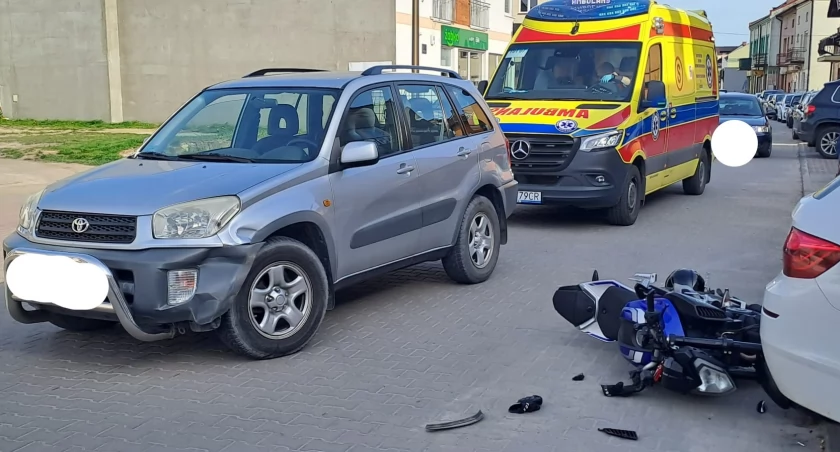 Wypadek w Starachowicach. Zderzenie motocyklisty z samochodem osobowym [ZDJĘCIA]