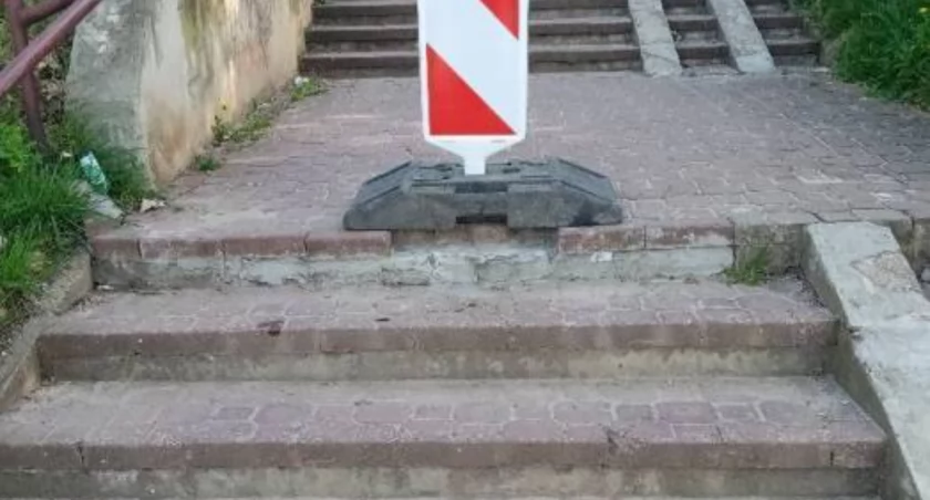 Schodki dwukrotnie remontowane i wciąż uszkodzone