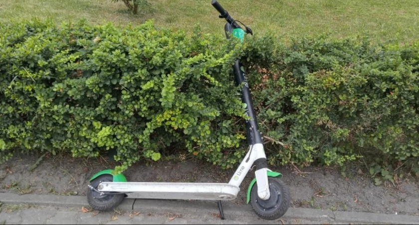 Hulajnogi porozrzucane wszędzie w Starachowicach