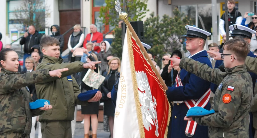 Ślubowanie klas mundurowych i niemundurowych w Starachowicach. Były podziękowania i wyróżnienia dla uczniów ZDZ [ZDJĘCIA]