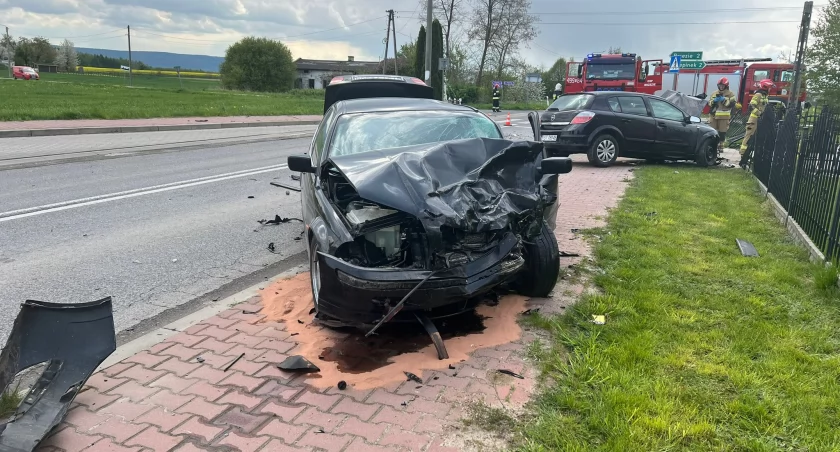 Wypadek na drodze wojewódzkiej w Szerzawach. Czołowe zderzenie dwóch samochodów [ZDJĘCIA]