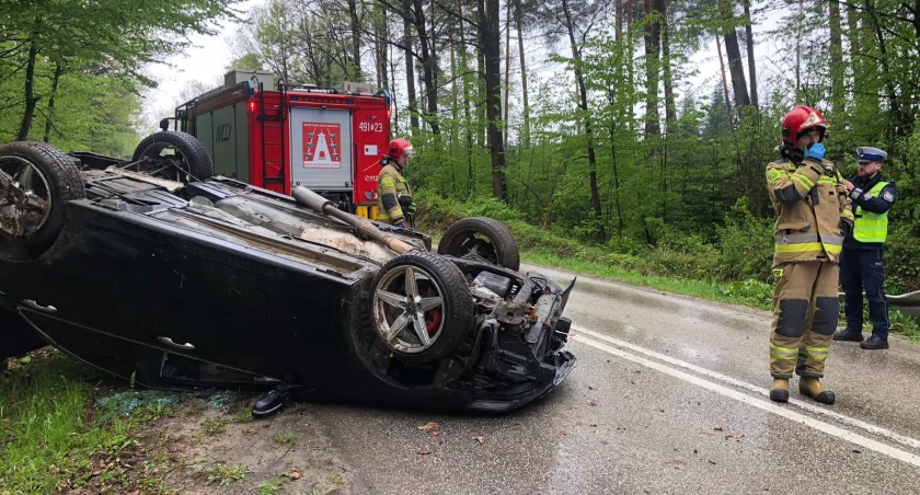 Kraksa w Starachowicach. Kierowca hondy dachował na leśnym odcinku