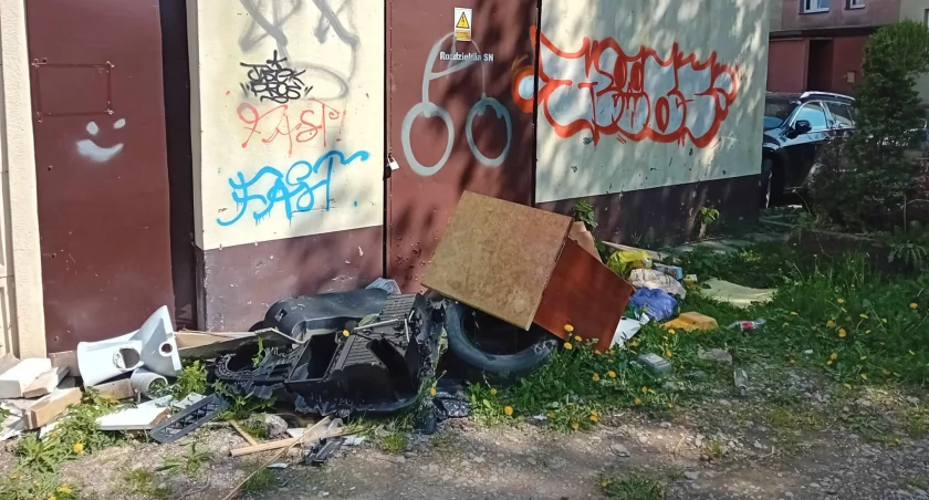 Śmietnik pod śmietnikiem przy ul. Granicznej w Starachowicach