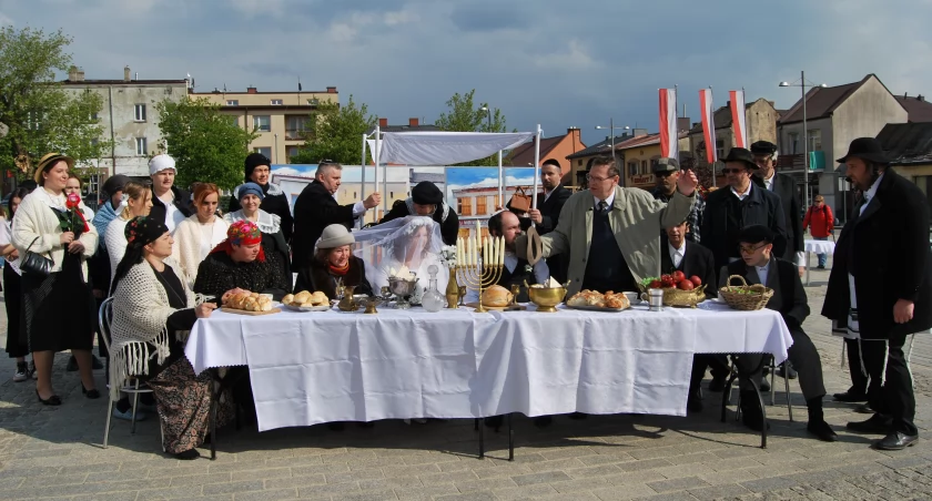 Polsko-żydowskie zaślubiny na starachowickim rynku, czyli... Wierzbnickie meżaliany w akcie II