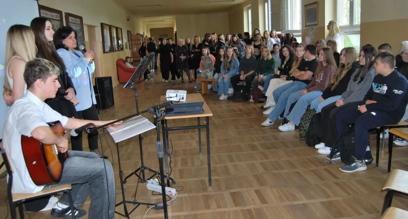 Sztafeta pokoleń trwa. II LO pożegnało maturzystów, wita ósmoklasistów w swoich progach