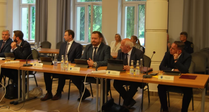 Pierwsza sesja Rady Miejskiej w Starachowicach. Ślubowanie radnych, zaprzysiężenie prezydenta. Kto przewodniczącym?