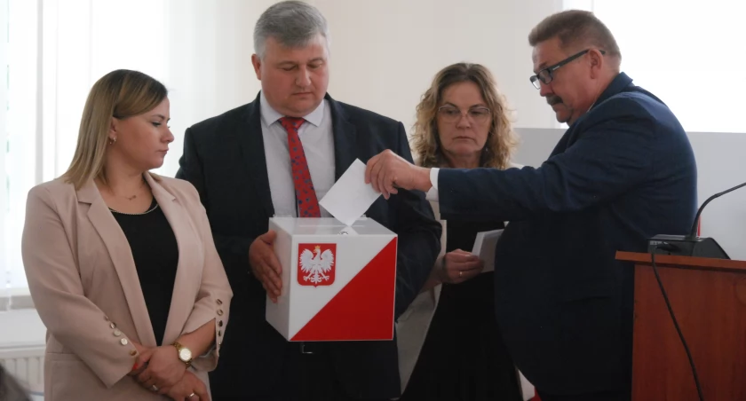 Sesja Rady Gminy w Mircu. W taki sposób wybrano nowego przewodniczącego [ZOBACZ FILM]