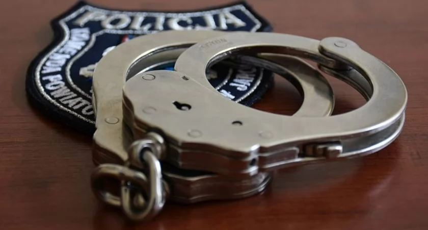 Policyjna obława w Starachowicach. Oszust zabrał ponad 20 tys. złotych