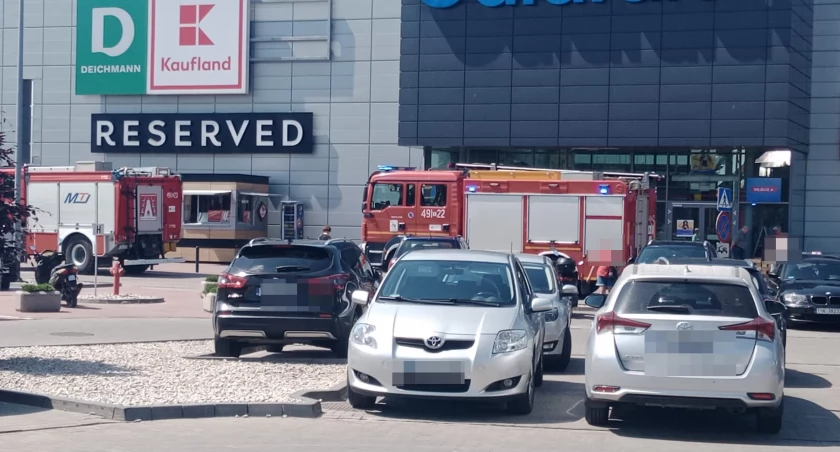 Alarm w galerii Galardia w Starachowicach. Strażackie zastępy na miejscu