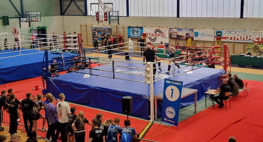Mistrzostwa Polski w kickboxingu w Starachowicach z medalami dla Dragona. Dawid Kułaga na najwyższym stopniu podium