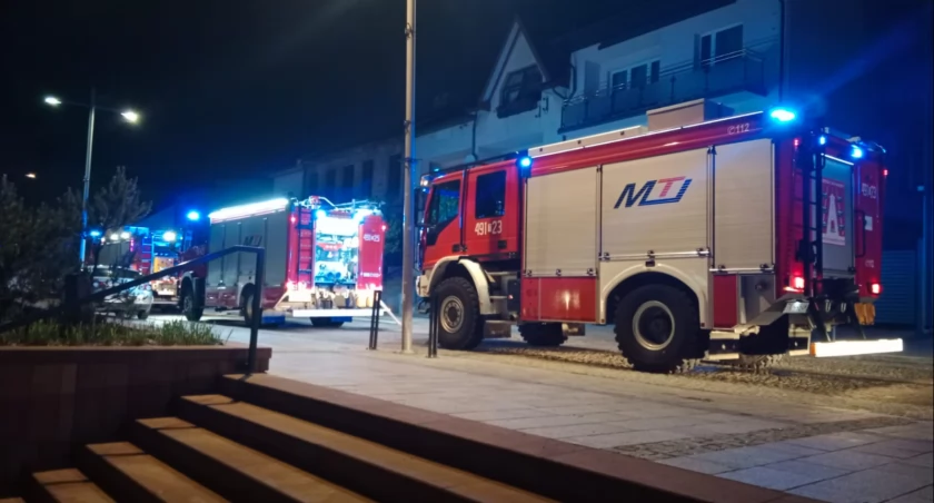 Pożar w mieszkaniu w Starachowicach, trzy osoby ewakuowane. Czy było to podpalenie? [ZDJĘCIA]