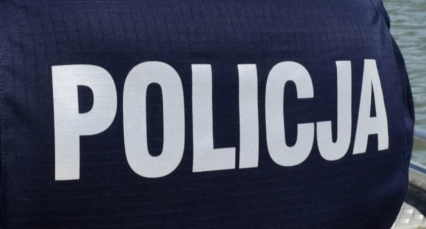 Moździerzowy granat w lesie w Lipiu. Teren znaleziska zabezpieczony przez policjantów