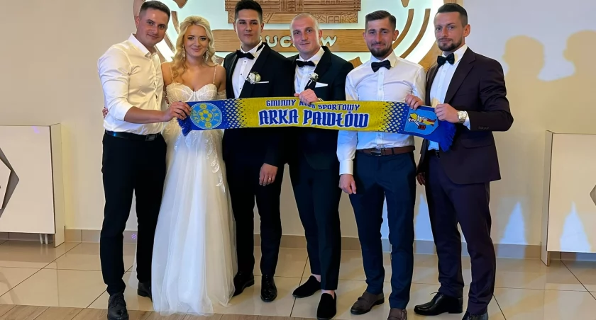 Ach, co to był za ślub... Obrońca Arki Pawłów Kacper Grudziecki zmienił stan cywilny