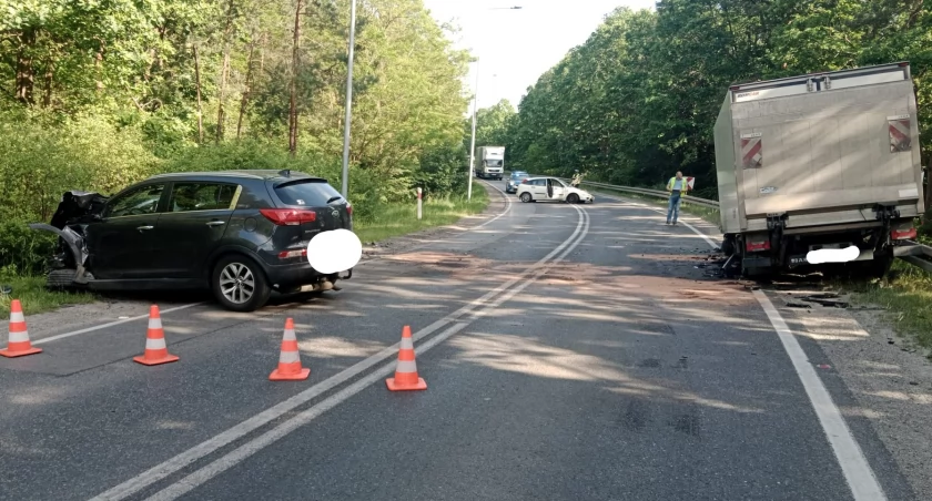 Koszmarny wypadek w Starachowicach. Zderzenie trzech samochodów, jedna osoba ranna [ZDJĘCIA]