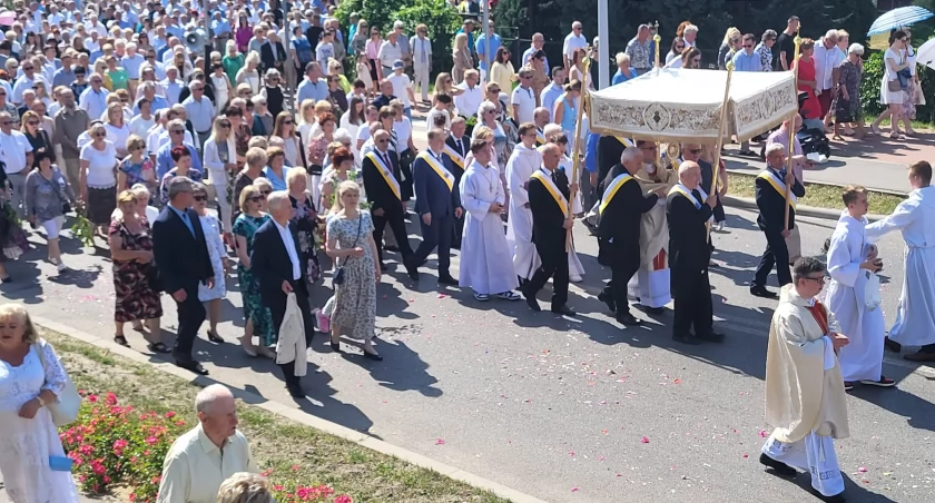 Tłumy na procesji Bożego Ciała na os. Południe