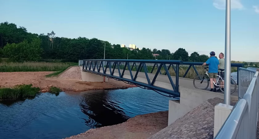 Spacerują i nie tylko. Kładka na Kamiennej w Starachowicach gotowa