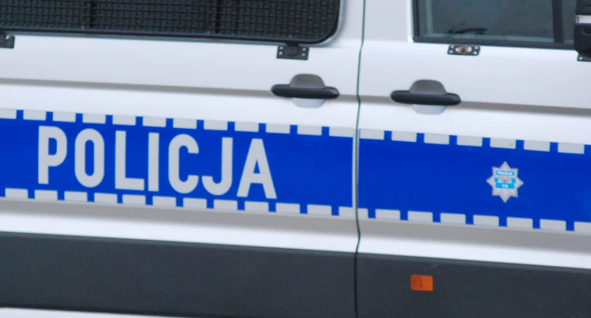 Kolizja na wiadukcie w Starachowicach. 37-letni mężczyzna nie zatrzymał się przed znakiem STOP