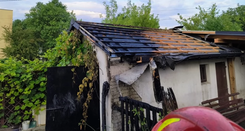 Pożar w Starachowicach. Gospodarczy budynek w ogniu [ZDJĘCIA]