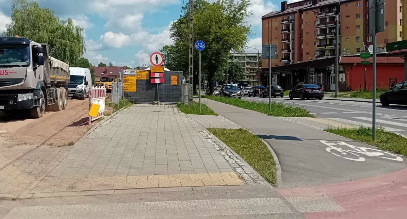 Chodnik zrobiony i zagrodzony... Kolejne kontrowersje wokół inwestycji przy ul. Kopalnianej