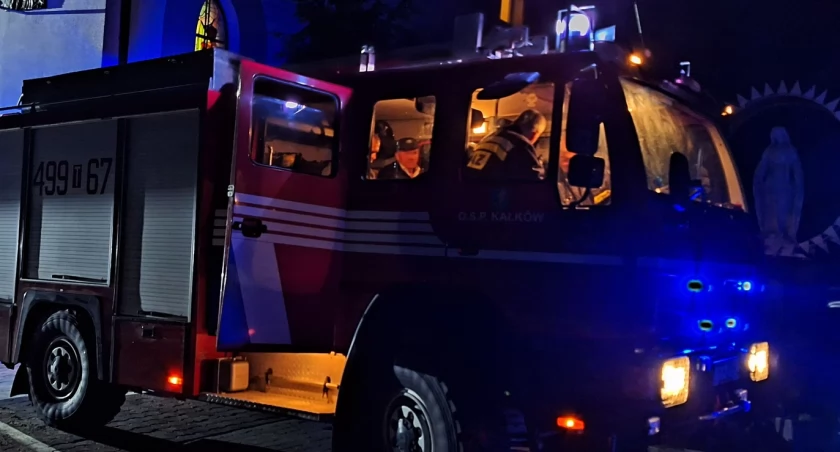 Pożar w Dąbrowie. Podczas gaszenia ognia mężczyzna doznał obrażeń ciała